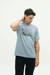 Remera celeste de manga corta con estampa fotográfica en el frente.