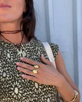 Anillo dorado con diseño irregular y macizo.