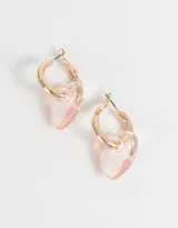 Aros dorados tipo argolla con dije de corazón de resina color naranja.