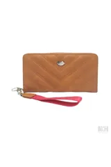Billetera marrón con diseño acolchado en forma de V y cierre perimetral. Incluye correa de mano desmontable color fucsia y aplique metálico con forma de labio.