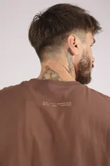 Remera blanca de algodón con estampado pequeño en el frente.