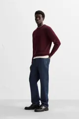 Jersey de hombre color beige, de cashmere, corte regular, cuello redondo y manga larga.