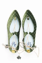 Bailarinas de terciopelo verde musgo con cordones para atar al tobillo y borlas de ante. Incluyen plantilla de lana intercambiable, cuña interna de 1,5cm, interior de piel y suela de cuero. Diseño y fabricación 100% española.