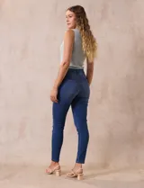 Jean skinny de tiro medio, color celeste, marca One Five One. Confeccionado en denim de algodón elastizado.