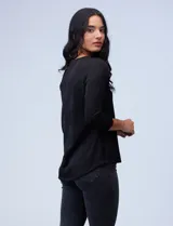 Blusa texturada de escote en V con cierre metálico, ajustada al cuerpo y de manga tres cuartos, de la marca Robert Louis.