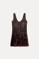Vestido corto de terciopelo color marrón oscuro con escote redondo, tirantes anchos y detalle de abalorios plateados.