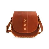 Cartera bandolera marrón de cuero natural con solapa y cierre con broche imantado.