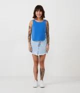 Musculosa azul de algodón con cuello redondo y sisas anchas.