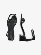 Sandalias de tacón Only color negro charol, con puntera cuadrada, dos tiras finas sobre el empeine, tira ajustable al tobillo con hebilla y tacón cuadrado.