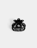 Broche para el pelo negro con forma de flor con 3 pétalos calados a cada lado.