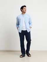 Camisa de lino color beige, de cuello mao y manga larga.