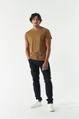 Jean azul oscuro de corte recto, con tiro medio, roturas en la pierna y logo bordado en el bolsillo trasero.