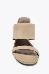 Sandalias mule color beige de gamuza sintética, con doble tira ancha en la parte delantera y tacón alto ancho.