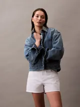 Short blanco de tiro alto con diseño de 5 bolsillos, cierre con botón y cremallera, trabillas de cinturón y detalles distintivos de Calvin Klein.
