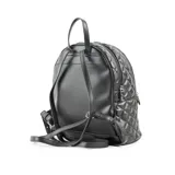 Mochila negra de cuero sintético acolchado con diseño de rombos. Tiene acceso con cierre, herrajes plateados, dos compartimentos, un bolsillo interno con cierre y dos bolsillos internos abiertos. La correa es regulable y el interior está forrado en tela de algodón y poliéster.