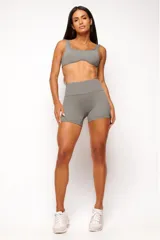 Top deportivo gris con escote cuadrado, breteles anchos y calce ajustado. Incluye forro interno y apertura para almohadilla removible.