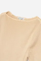 Sweater de punto color beige con rayas horizontales en naranja y blanco, de mangas cortas y cuello redondo.