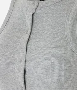 Musculosa gris de rib con cuello redondo y abotonadura delantera.