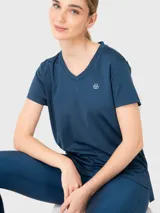 Remera deportiva azul de manga corta con cuello en V y logo pequeño en el pecho.