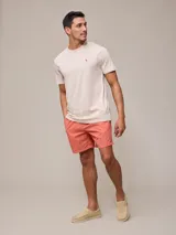 Short de baño azul piedra con cintura elástica y cordón ajustable.