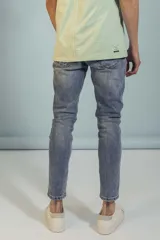 Pantalón de jean skinny de color azul claro, con tiro medio y corte ajustado.