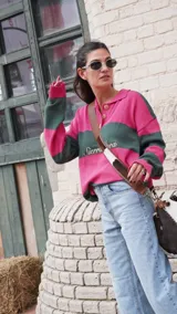 Sweater de hilo de algodón a rayas horizontales fucsia y verde, con cuello polo abotonado con botones de asta y bordado "Sierra Mora" en el pecho.