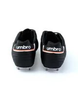 Championes de fútbol Umbro Speciali SG color blanco con detalles en negro y azul.