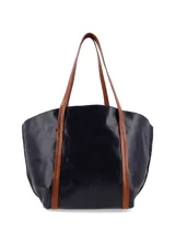 Cartera shopper grande de cuero marrón con textura tipo cocodrilo, doble asa de hombro y cierre superior con lazo.