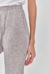Pantalón de jogging gris melange de lanilla con puños en los tobillos.