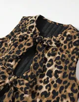 Chaleco con estampado animal print, con lazos para atar en el cuello y en la cintura.