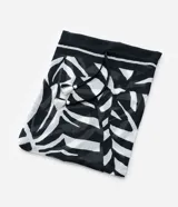 Pareo rectangular de chiffon con estampado de follaje bicolor y borlas en las puntas. Incluye bolsa de guardado.