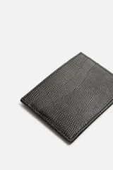 Tarjetero de cuero color marrón oscuro con textura grabada. Cuenta con cinco ranuras para tarjetas.