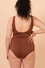 Malla entera marrón con estampado animal print, escote cuadrado, breteles anchos y detalle de frunces.