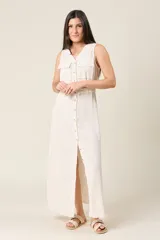 Vestido largo sin mangas color crudo, con cuello en V y cierre de botones delanteros. Incluye cinturón ancho a tono y bolsillos estilo safari en el pecho.