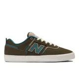 Championes New Balance Numeric 306, color verde oliva con detalles en azul y beige. Capellada de gamuza y malla, con logo "N" en el lateral. Suela de goma vulcanizada.