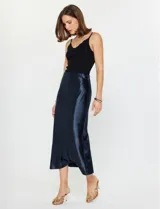 Falda midi de satén color azul marino, de corte al bies y pretina elástica.