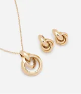 Conjunto de bijouterie de metal dorado, compuesto por caravanas de aro y collar con colgante de aros entrelazados.