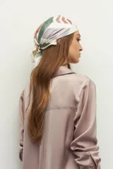 Pañuelo de satén con estampado geométrico en tonos beige, marrón y lila.
