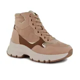 Bota casual de caña alta color beige con detalles en marrón y dorado. Tiene cordones, plataforma y suela track.