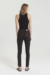 Jean skinny negro de tiro alto con foil rojo metalizado.