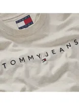 Remera color crema de corte recto y cuello redondo. Estampa frontal con el logo de la marca Tommy Jeans.