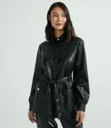 Chaqueta larga de cuero sintético negro, con cuello camisero, cierre frontal con botones, cinturón con hebilla, bolsillos con solapa y puños abotonados.