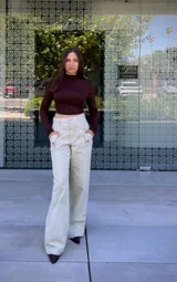 Pantalón de jean color nude, de corte recto y tiro alto, con bolsillos laterales y traseros.