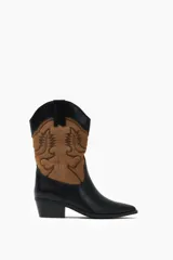 Bota tejana de caña media, color negro con detalles bordados en marrón.