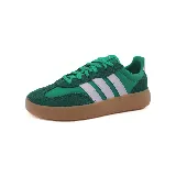 Zapatillas urbanas Adidas Barreda Decode, color verde con detalles en blanco y suela marrón.