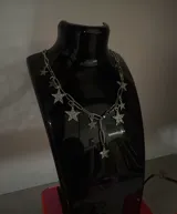 Collar plateado de cadena de eslabones con dijes colgantes de estrellas con strass.