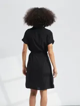 Vestido negro de manga corta con cuello en V y lazo ajustable a la cintura.