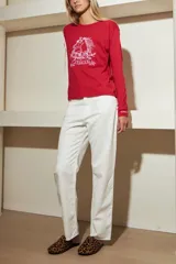 Remera manga larga roja de algodón con estampa de un caballo blanco.