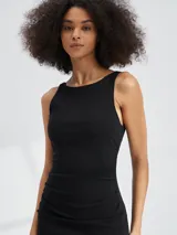 Vestido midi negro de punto, sin mangas, con cuello redondo y abertura lateral en la falda.