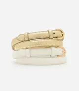 Kit de dos cinturones finos, uno color dorado y otro color blanco, con hebillas redondeadas metálicas color dorado y doble trabilla.